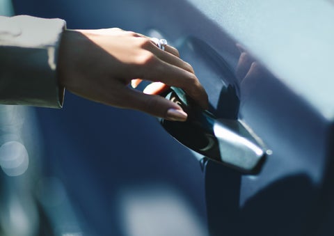 A hand gracefully grips the Light Touch Handle of a 2024 Lincoln Aviator® SUV to demonstrate its ease of use | Cavalier Lincoln in Chesapeake VA