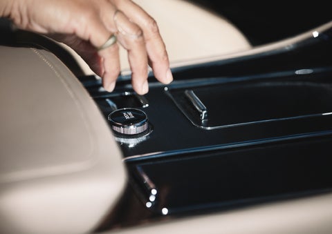 A hand reaching for the Lincoln Drive Modes knob of a 2024 Lincoln Aviator® SUV | Cavalier Lincoln in Chesapeake VA